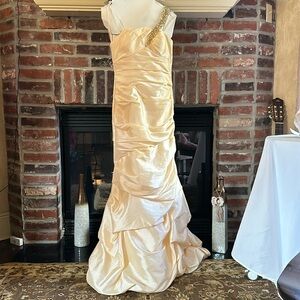DAVIDS BRIDAL GOWN PRELOVED WORN ONCE